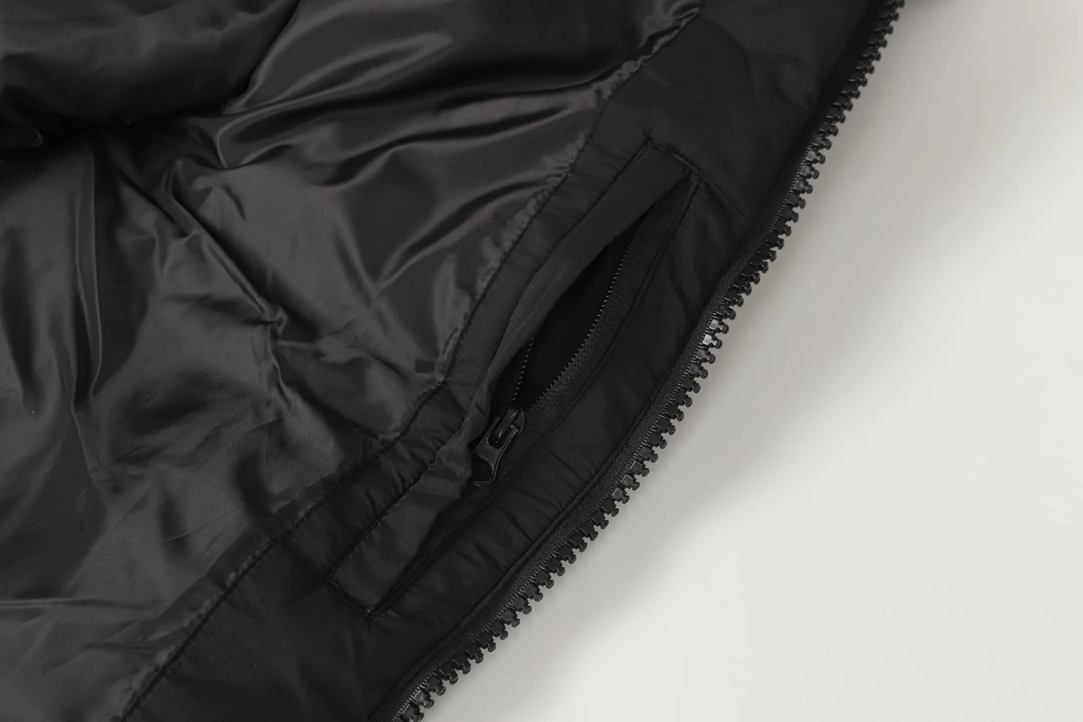P560 Canada gooes Lawrence down vest (high version) The Lawrence down vest features a durable shell and quilted body, making it a must-have item for all seasons. The fabric has a durable soft touch. Longer hem at back for added protection. Reflective double-stripe grip tape at back. The Lawrence features an engineered down-filled collar to block strong winds, a two-way front zip and a longer rear hem.  Color: black with red label, black with black label, desert color, ocean blue Size: XS-2XL